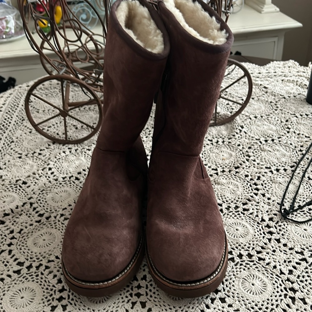 Like New Uggs size 7
